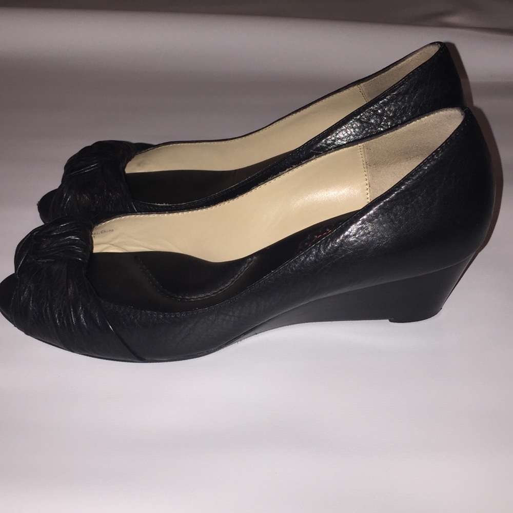 Johnston Murphy black leather peep toe wedge shoe - Picture 5 of 7